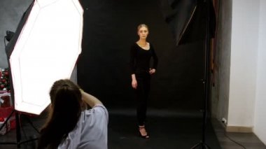 Genç güzel modelleri ile Photosession. Tam siyah giysili tam yükseklikte çekim sarışın model. Sahne arkası çekim