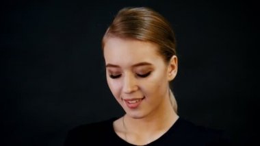 Photosession. Genç güzel kadın modeli portresi. Tunç sarı saç, makyaj. Gönderen hava öpücük.