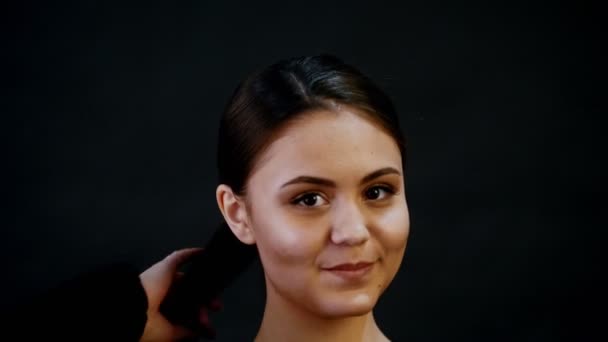Fotosessie. Portret van jonge mooie vrouw model met bretels. Donker haar, naakt make-up — Stockvideo