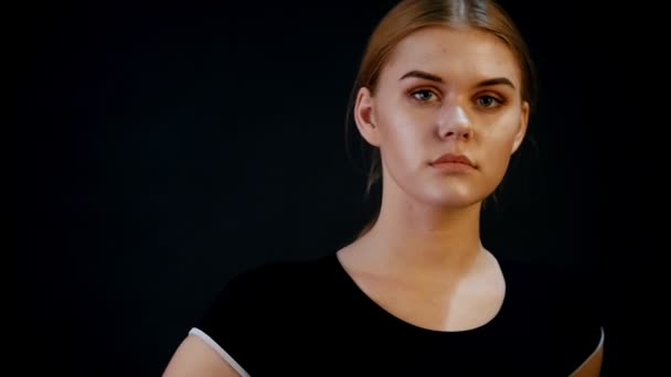 Fotosesión. Retrato del joven modelo de mujer bonita. Pelo rojo, maquillaje de bronce . — Vídeo de stock