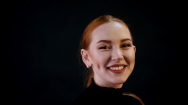 Photosession. Genç güzel kadın modeli portresi. Kızıl saçlı, bronz makyaj, koyu ruj. Gülümseyen ve gülüyor