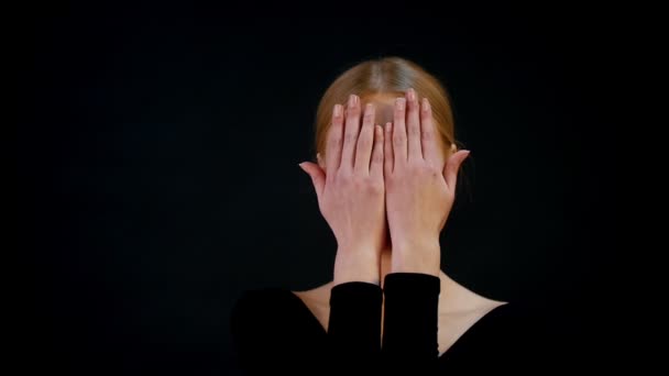 Fotosesión. Retrato del joven modelo de mujer bonita. Cabello castaño claro, maquillaje desnudo. Cubriéndose la cara con las manos y abriéndola — Vídeo de stock