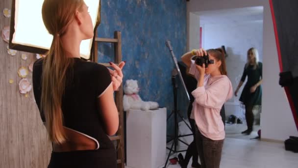 Rusland, Kazan. 14-12-2018: jonge vrouw model met een fotosessie in de studio. Achter de schermen schieten — Stockvideo