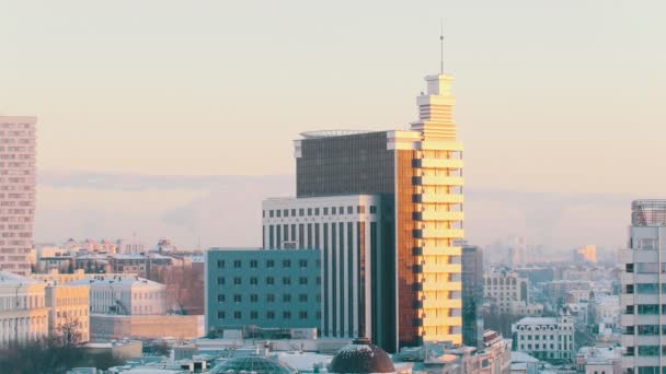 En stad-översikt. Moderna byggnader i en sena solljus — Stockvideo