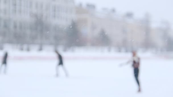 Una joven patinando sobre hielo afuera y patinando más cerca de la cámara — Vídeo de stock