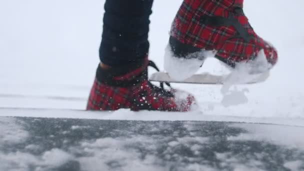 Een jonge vrouw in heldere rode ijs-of rolschaatsen naar beneden trappen — Stockvideo