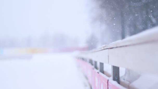 Una joven patinando sobre hielo en la pista de patinaje exterior. Cabalga hacia un lado y confía en él — Vídeos de Stock
