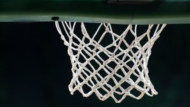 Un tournoi de basket. Jeter une balle dans un panier de basket. La balle est dans la cible. Mouvement lent — Video