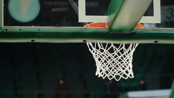 Um torneio de basquetebol. Atirar uma bola num arco de basquetebol. Movimento lento — Vídeo de Stock
