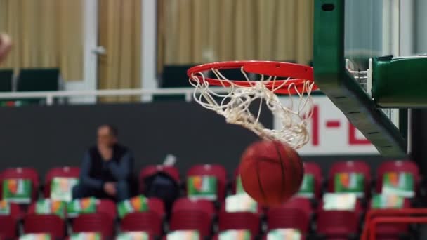 Ein Basketballturnier. einen Ball in einen Basketballkorb werfen. Blaue und gelbe Lichter. Zeitlupe — Stockvideo