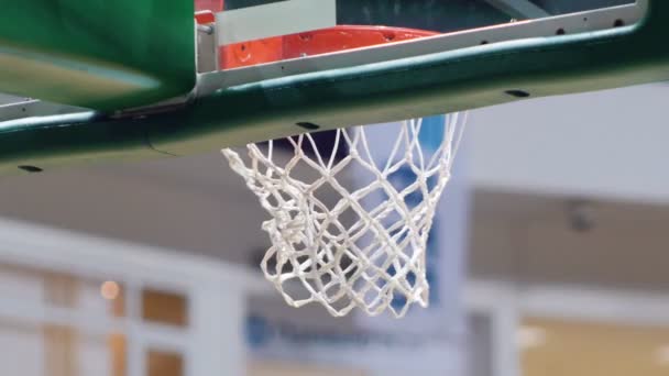 Ein Basketballturnier. einen Ball in einen Basketballkorb werfen. Ins Schwarze getroffen — Stockvideo
