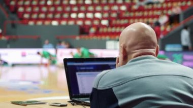 Bir basketbol turnuvası. Isınma kadar onun wards izlerken eğitmen