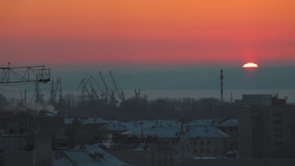 Um lindo pôr-do-sol. Industrial. Um grande sol vermelho no horizonte a pôr-se. Desfasamento temporal — Vídeo de Stock