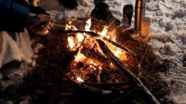 Kış ormandaki şenlik ateşi. Gece vakti. Lokum kızartma