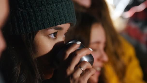 Grupo de amigos sentados na floresta de inverno perto do fogo. Estou a divertir-me. Um jovem tocando guitarra . — Vídeo de Stock