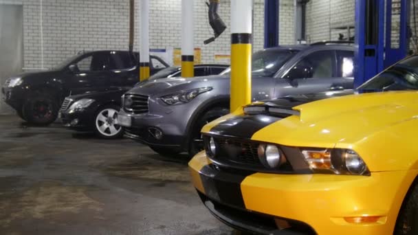 A car repair service. Parked expensive cars — Stock Video