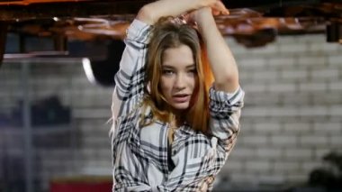 Araba tamir servisi. Bir araba Asansör. Araba ve kamera seyir altında genç seksi kadın durumda