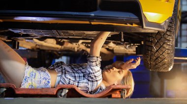 Araba tamir servisi. Alnının üzerinden araba ve mendil ter altında yatan seksi tamirci kız