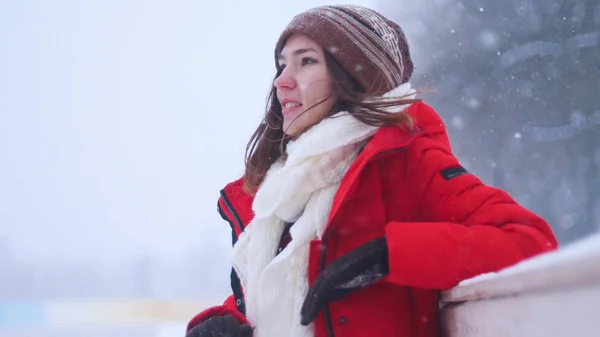 Een jonge vrouw rijdt tot aan de zijkant open ijsbaan buiten en is afhankelijk van het hebben van een rust — Stockfoto