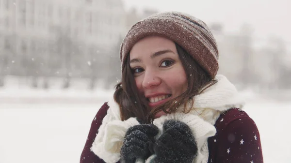 Een jonge lachende vrouw die permanent in de winter buiten. Het dragen van witte sjaal — Stockfoto