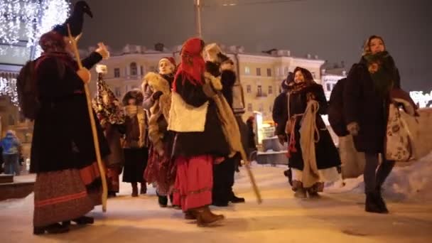 RUSSIA, KAZAN 07-01-2019: Tradisi nasional Rusia - kolyadki. Orang-orang berjalan di jalan-jalan dalam pakaian rakyat Rusia dan menyanyikan lagu — Stok Video