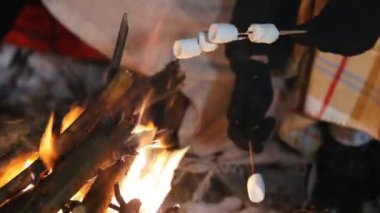 Hatmi ormandaki şenlik ateşi üzerinde kızartma.
