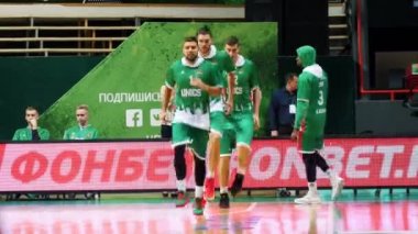 Kazan, Rusya 23-12-18: basketbol turnuvası. bir sahada çalışan yeşil elbise giyen takım. Orta atış
