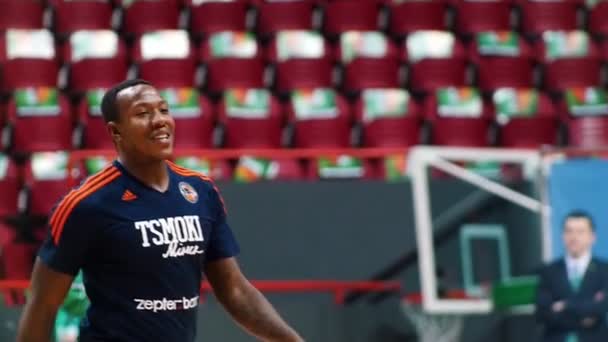 KAZAN, RUSIA 23-12-18: torneo de baloncesto. hombre afroamericano jugador caminando y sonriendo — Vídeo de stock