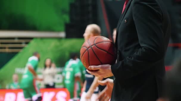 Καζάν, Ρωσία 23-12-18: τουρνουά μπάσκετ. ο προπονητής που κρατάει μια μπάλα, οι παίκτες τρέχουν γύρω μαζί του. Αργή κίνηση — Αρχείο Βίντεο