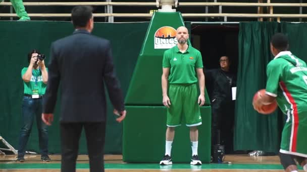KAZAN, RUSIA 23-12-18: torneo de baloncesto. el equipo vistiendo ropa verde preparándose para el partido — Vídeos de Stock