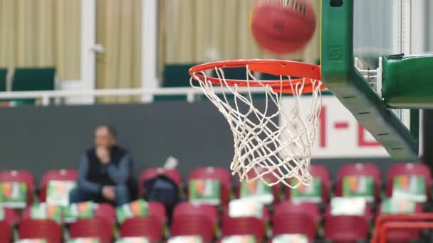 KAZAN, RÚSSIA 23-12-18: torneio de basquete. a bola entrando no aro de basquete — Vídeo de Stock