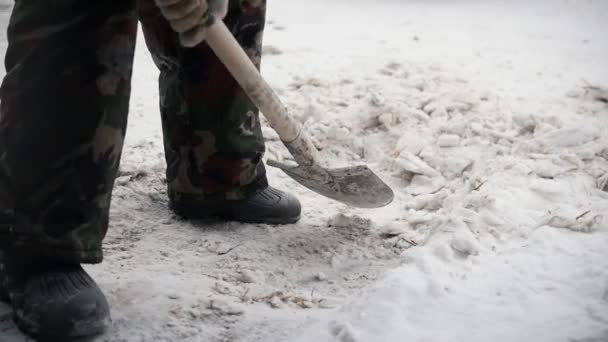 Der Mann Schaufelt Den Schnee Vom Weg Zeitlupe Nahaufnahme — Stockvideo