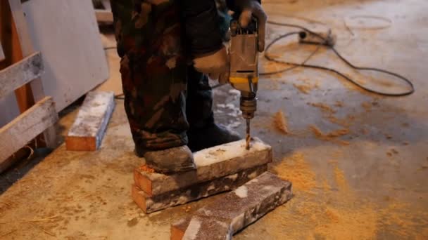 Industrial. Lugar de construcción. El trabajador hombre perforando la tabla leñosa — Vídeo de stock