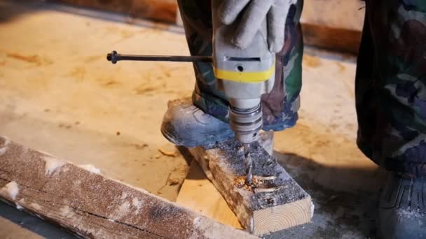 Industrial Lugar Construcción Trabajador Hombre Perforando Tabla Leñosa Cámara Lenta — Vídeo de stock