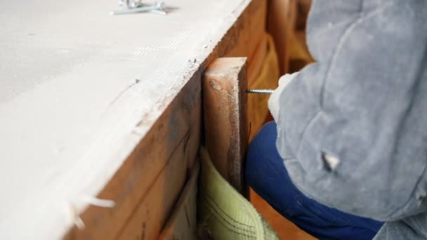 Industrial. Lugar de construcción. El trabajador hombre perforando la tabla leñosa. Perforando un tornillo. De cerca. — Vídeo de stock