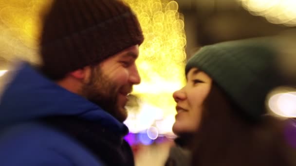 Щаслива пара цілується на відкритій раковині — стокове відео