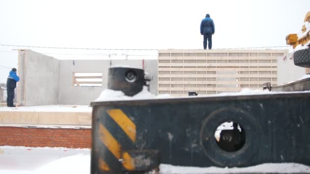 Baustelle. Menschen stehen auf dem Fundament des Bauhauses — Stockvideo