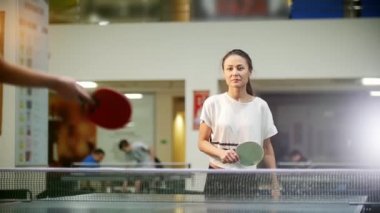 Pin pon oynamaya. Masa Tenisi oynayan genç kadın. Onun sizlersiniz başarısız olur ve o elleri atar