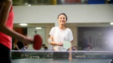 Pin pon oynamaya. Masa Tenisi oynayan genç gülümseyen kadın. Kadın topu özlüyor ve almak için gidiyor