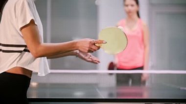 Pin pon oynamaya. Genç kadın inning topu onun rakip başarısız olur ve kadın bir el ile topu yakalar