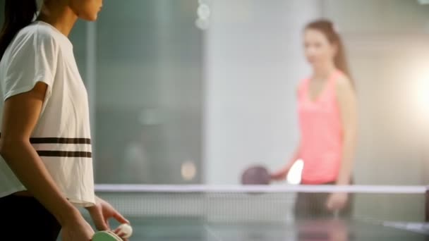 On joue au ping-pong. Jeune femme gagne le ballon — Video