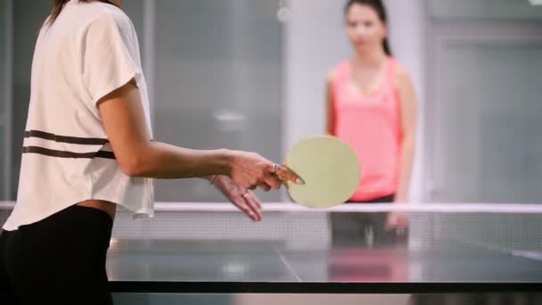 A jogar pingue-pongue. Jovem mulher innings a bola. A brincar. — Vídeo de Stock