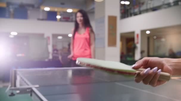 Пінг-понг грає. Молода жінка б'є м'яч з маленькою ракеткою для настільного тенісу — стокове відео