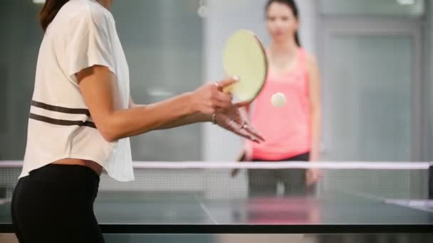 Junge Frau nimmt den Ball an, ihre Gegnerin scheitert. Tischtennis — Stockvideo
