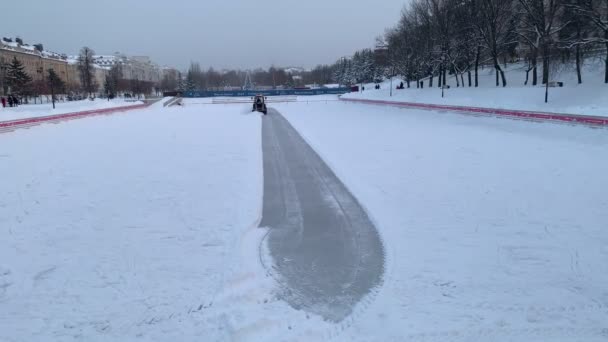 Chasse-neige déblayant une patinoire après un blizzard — Video