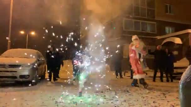 Rusko, Kazaň. 31-12-2018: střílení ohně. Lidé slaví a mají zábavu. Nový rok, lidé chodit po ulicích a rozjasňuje bengálský oheň — Stock video