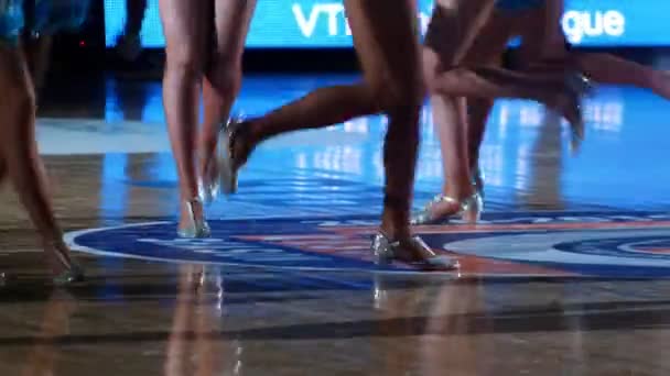 Женщины в блестящих костюмах танцуют для поддержки команды — стоковое видео