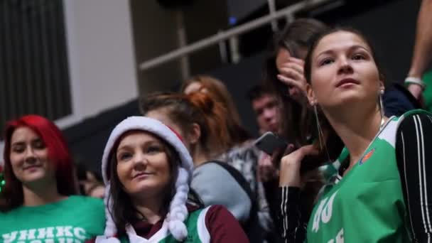 Kasan, russland 23-12-18: fans und zuschauer auf der tribüne beobachten das basketballspiel — Stockvideo