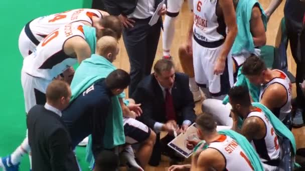 Kazan, Rusya 23-12-18: basketbol turnuvası. bankta oturan ve bir dinlenme oyuncular. onların antrenörü oyun taktikleri açıklar. ayakta oyuncular — Stok video