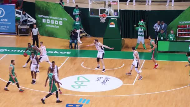 Kazan, Rusya 23-12-18: basketbol turnuvası. agresif oyun taktikleri. bir adam yere düşüyor — Stok video